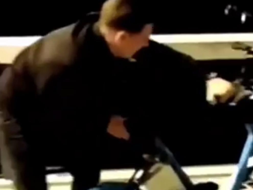 El joven, en el momento en el que lanza la bicicleta al río desde el puente de Santiago.