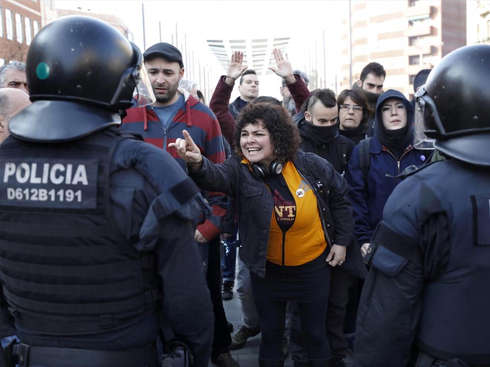 Efectivos de los Mossos controlan a los huelguistas.
