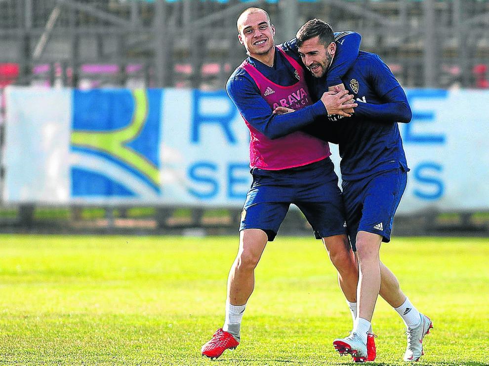 Pombo y Alberto Benito bromean en un entrenamiento del Real_Zaragoza