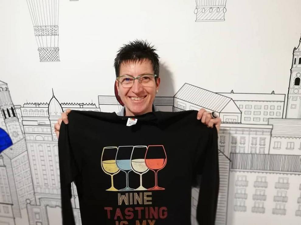 Eugenia Blanco, propietaria de El Sitio de Eugenia, con una camiseta que se vende en su tienda.