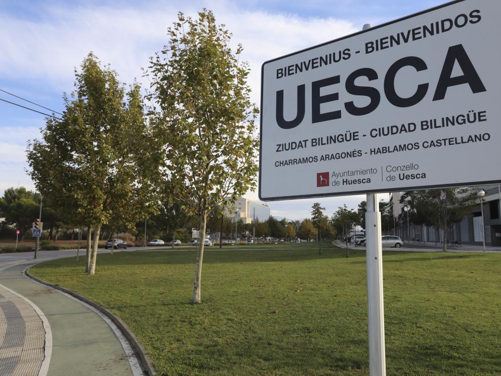 Un cartel en aragonés que indica la entrada a Huesca.