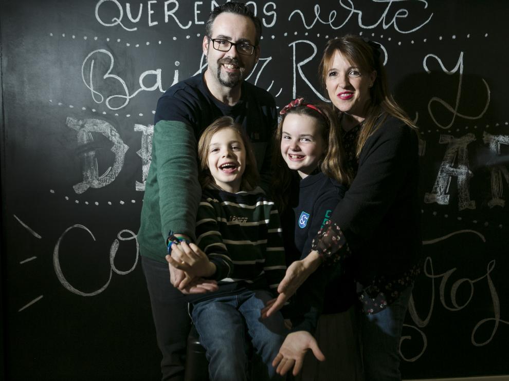 Álvaro junto a sus padres, Mercedes y Daniel, y su hermana, Daniela.