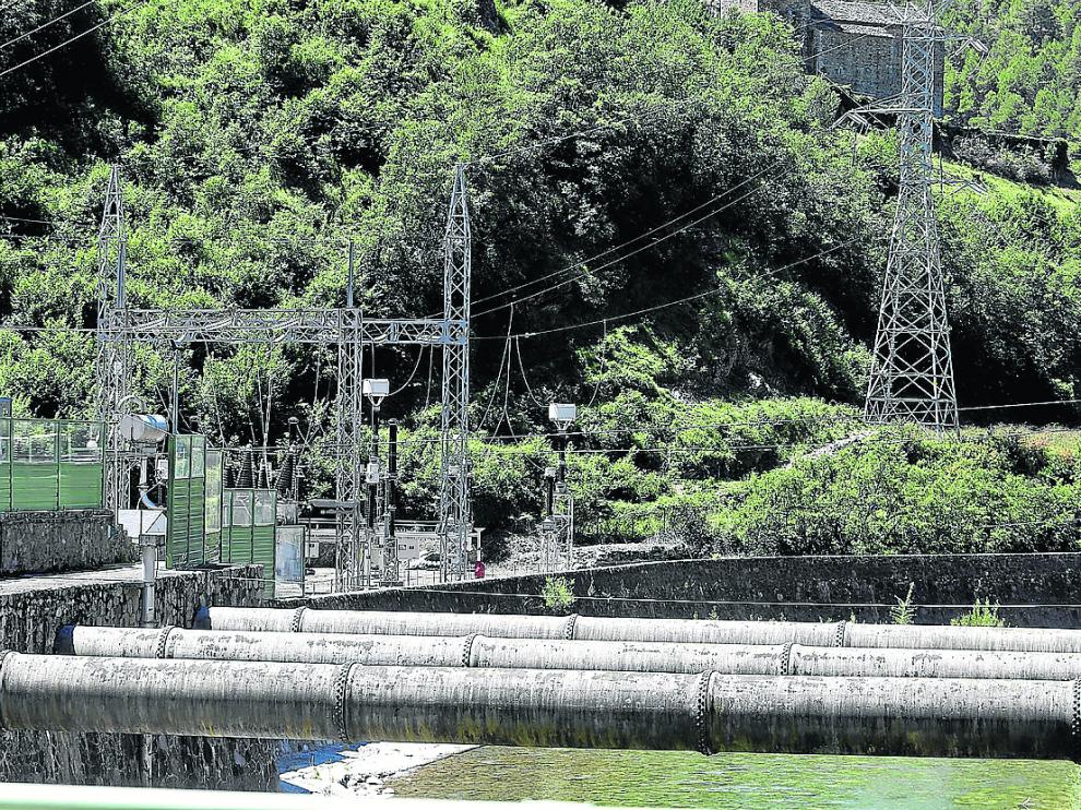 Instalaciones de la central eléctrica de Lafortunada, de donde salen varias líneas.