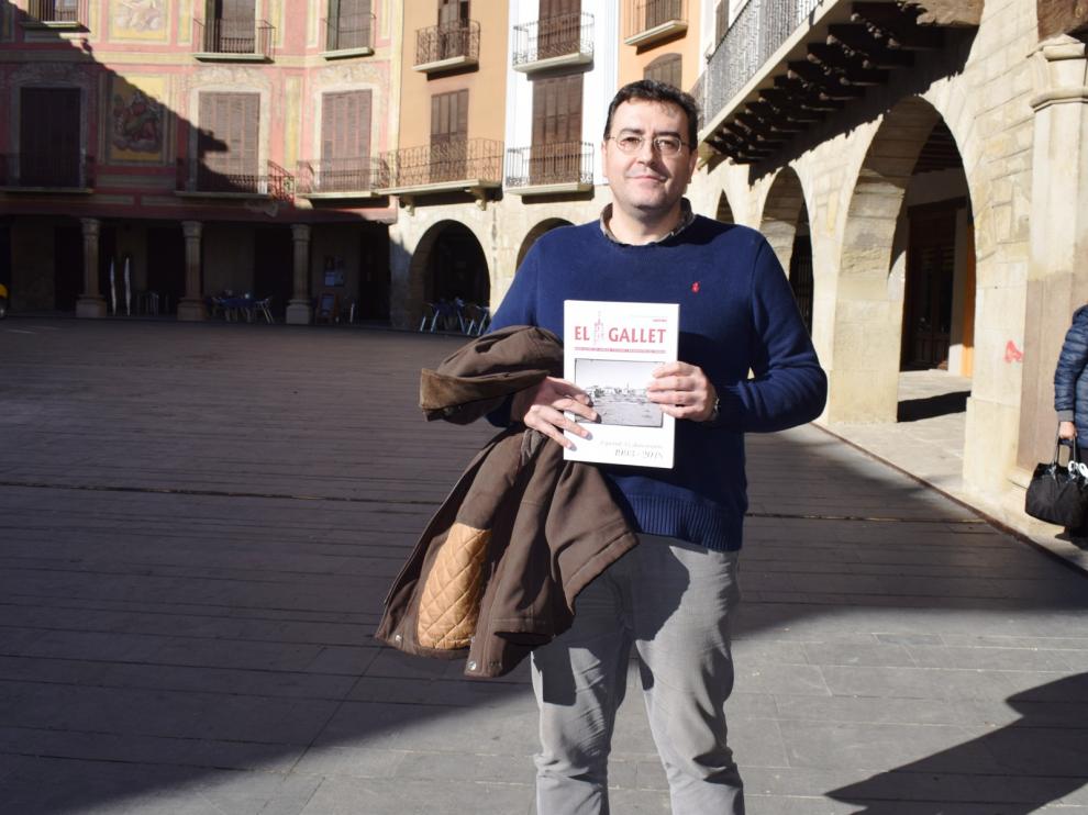 Jaime Asensio con su diccionario.
