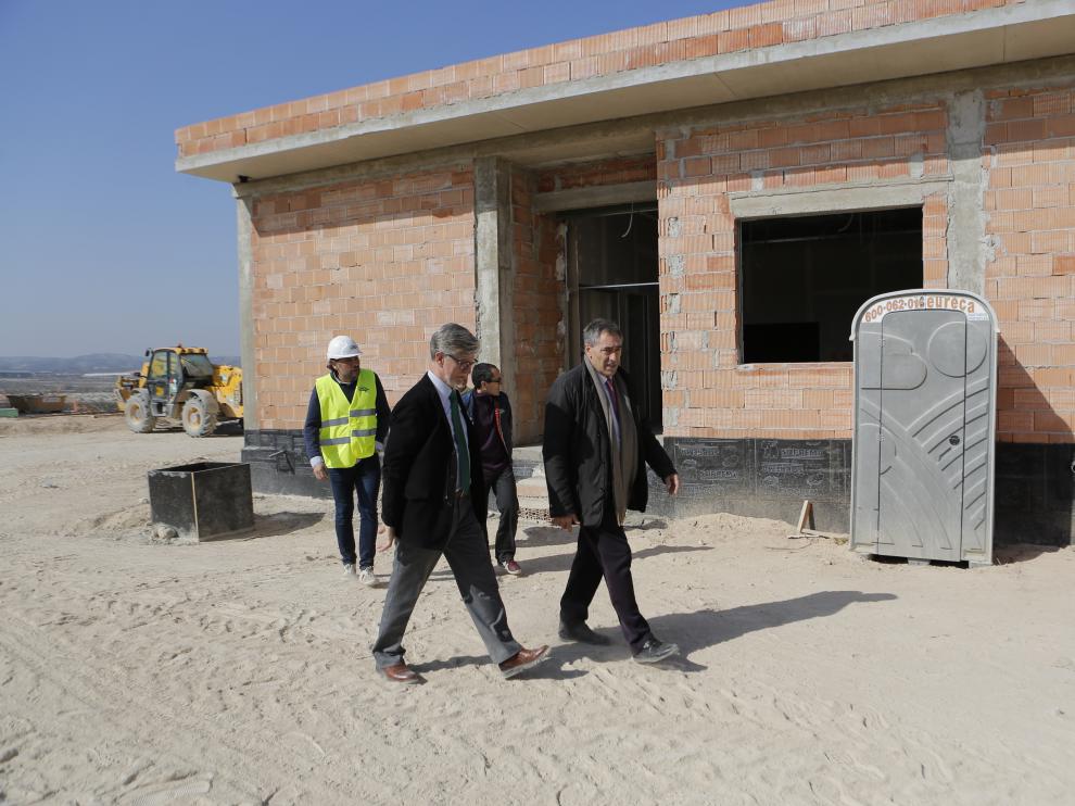 El alcalde de Zaragoza junto al arquitecto, este jueves, en el centro de interpretación del nuevo centro municipal de protección animal
