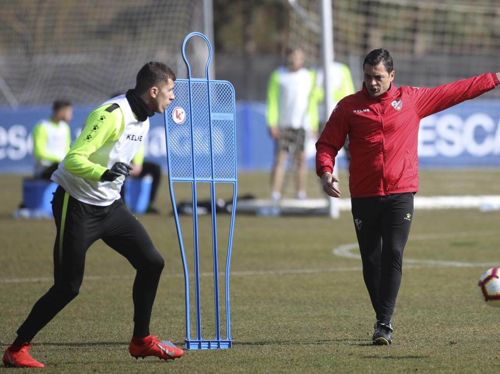 Francisco observa a Christian Rivera durante un entrenamiento de esta semana.