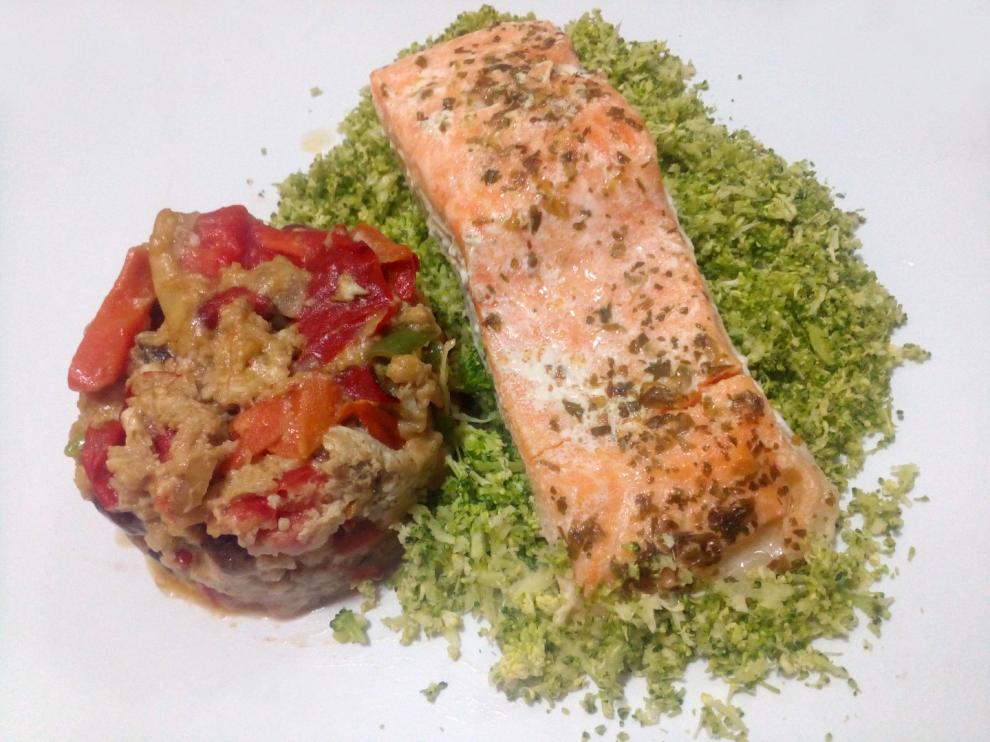 Salmón en papillote con timbal de verduras y cuscús de brócoli.
