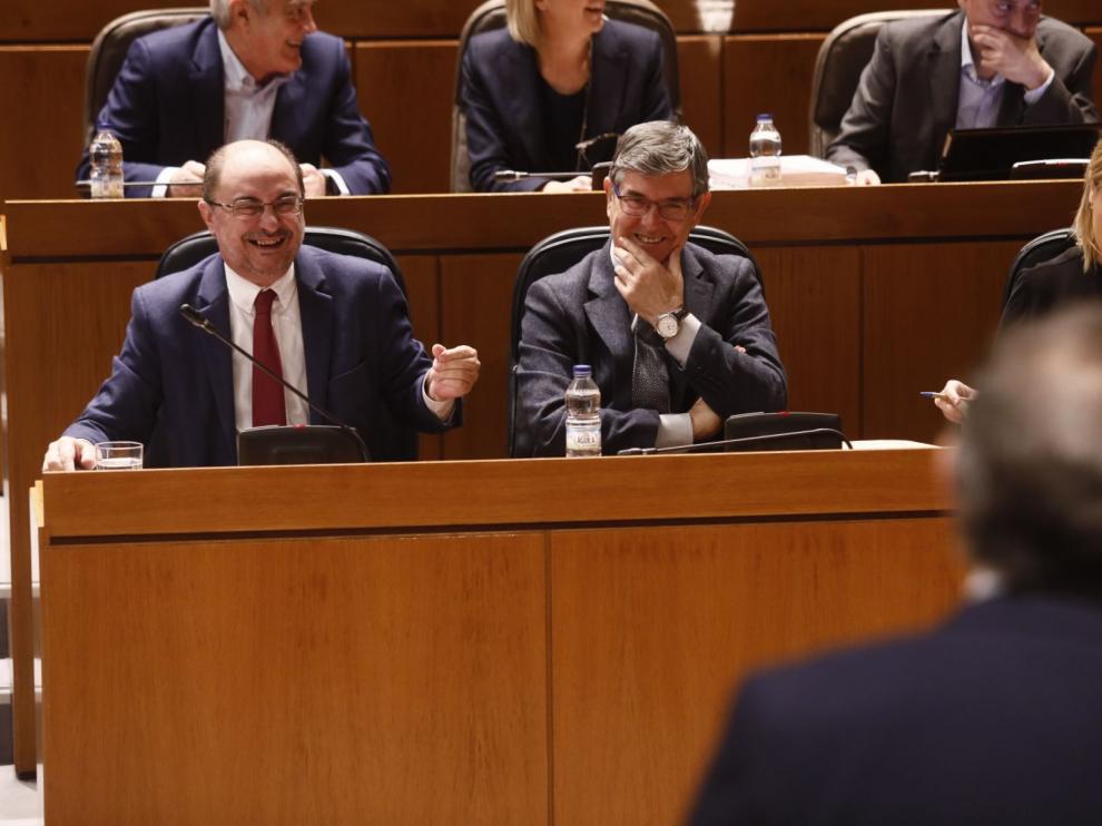 Tensión en las Cortes de Aragón tras la reprobación del Gobierno de Lambán