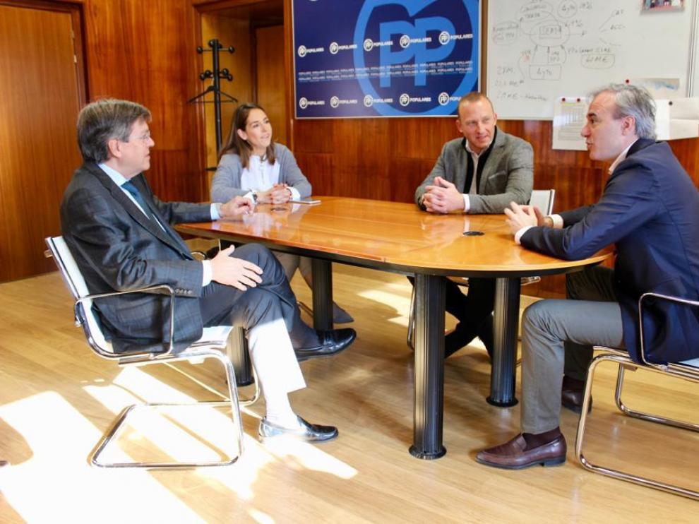Jorge Azcón durante su reunión con el agente Raúl Gurrea.