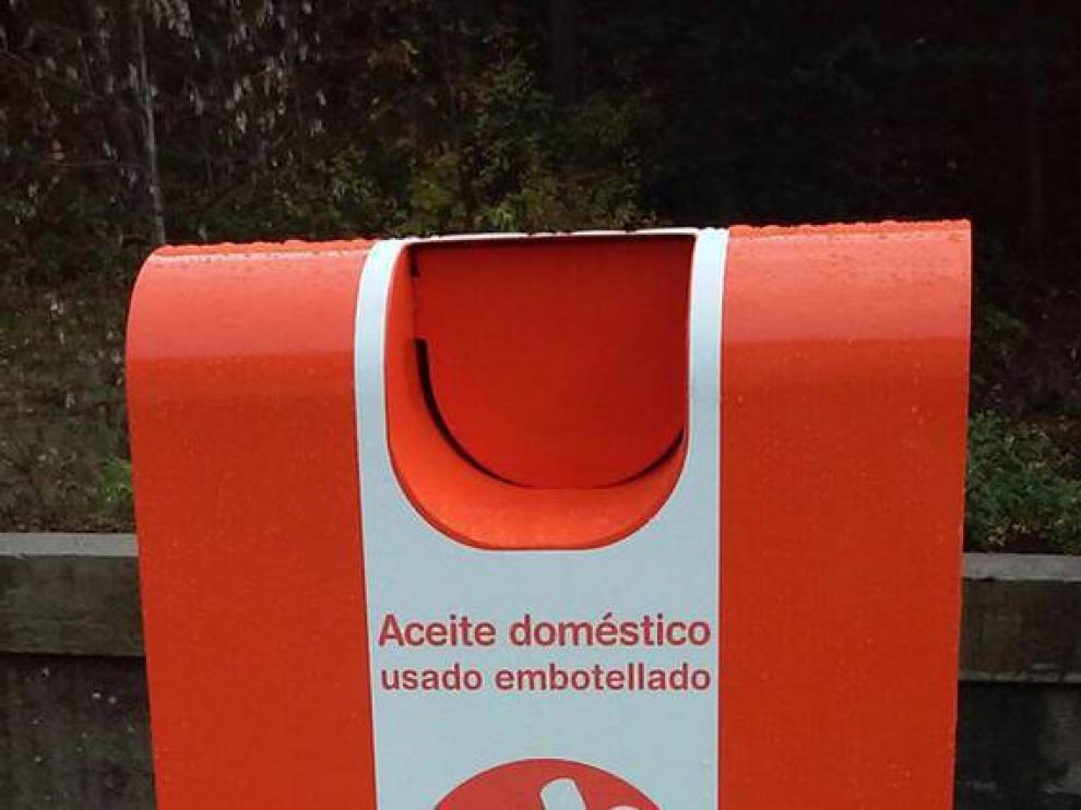 Los contenedores de reciclaje de aceite se suelen identificar con el color naranja.