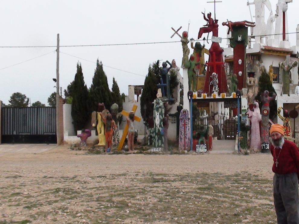 Julio Basanta, delante de su 'Casa de Dios', a mediados de 2014.