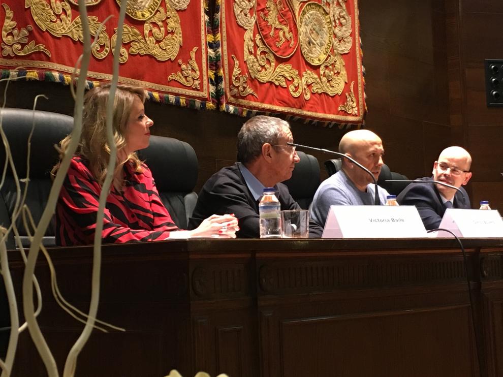 Victoria Baile, coordinadora del ciclo de Cine Jurídico del Colegio de Abogados; Carlos Boyero, critico cinematográfico; Luis Alegre, crítico y profesor de la Universidad de Zaragoza y José Luis Artero,crítico y abogado.