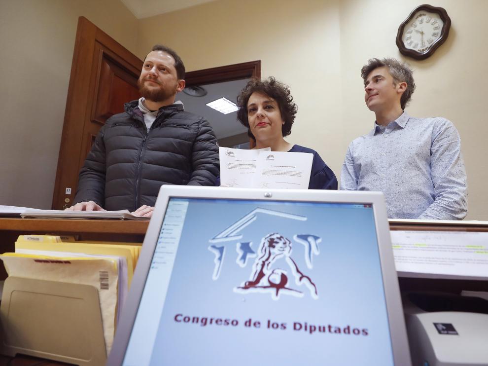 La secretaria de Acción Institucional de Podemos, Gloria Elizo, junto a otros diputados, registran en el Congreso una iniciativa para luchar contra las puertas giratorias.