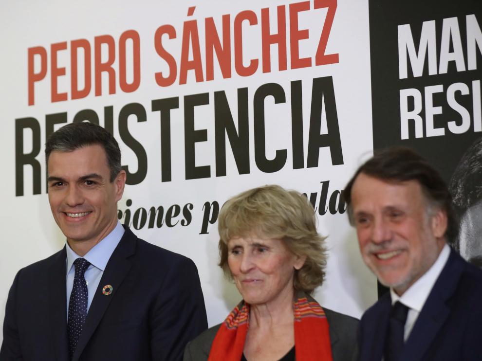 Mercedes Milá, junto al presidente Pedro Sánchez en la presentación de su libro en Madrid