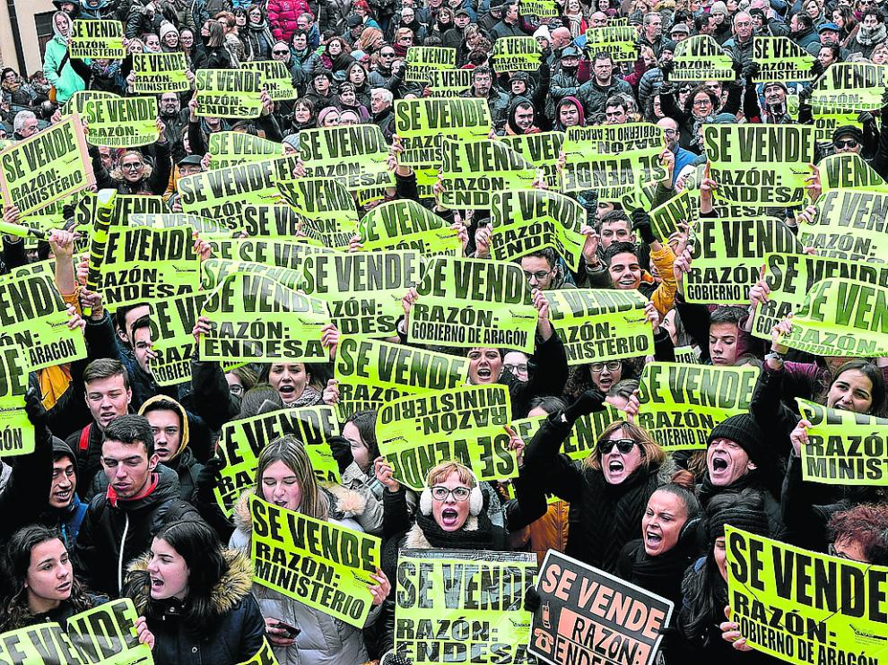 Cerca de un millar de vecinos se echaron a la calle hace un mes para protestar por el cierre de la central térmica, en coincidencia con la visita de la ministra para la Transición Ecológica, Teresa Ribera, que no concretó nada del convenio prometido para paliar las consecuencias en la comarca.