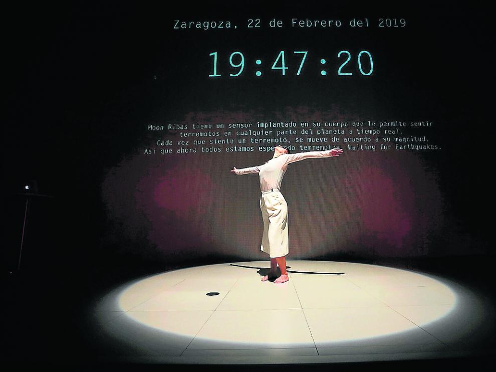 Moon Ribas responde con la danza a un terremoto ayer, en Etopia.