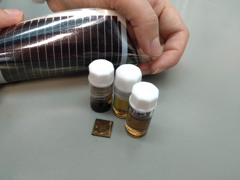 Disoluciones de nanosemiconductores, celda solar sobre sustrato rígido y celda solar flexible