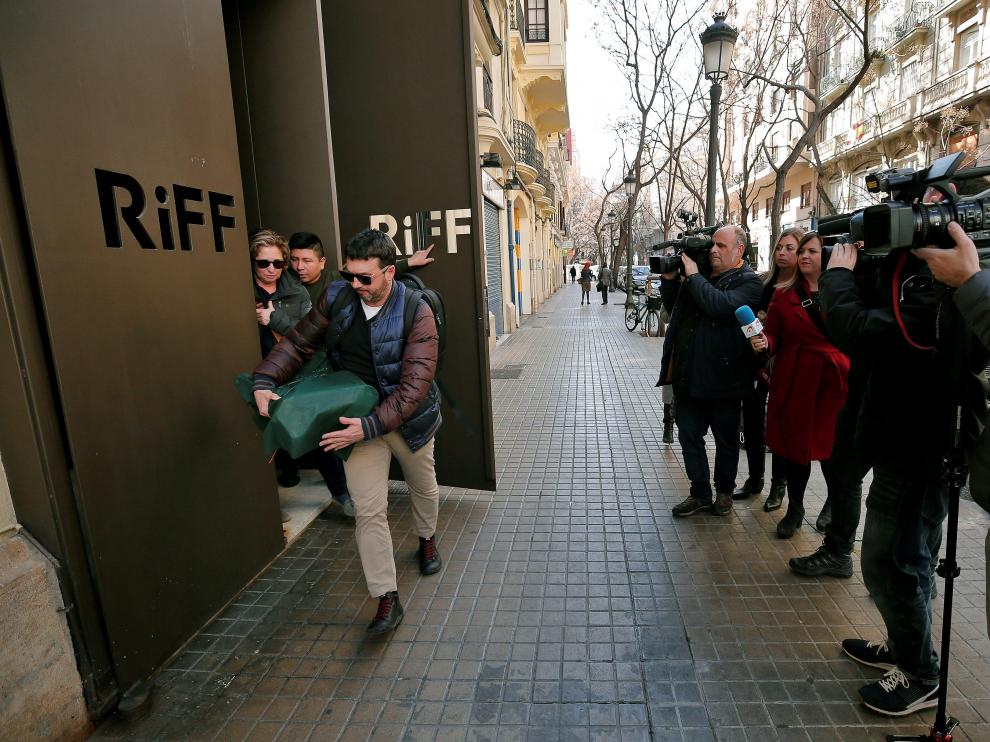 Dos inspectores salen del restaurante Riff de Valencia, con una estrella Michelin y que ha sido clausurado tras morir una persona, el pasado martes.