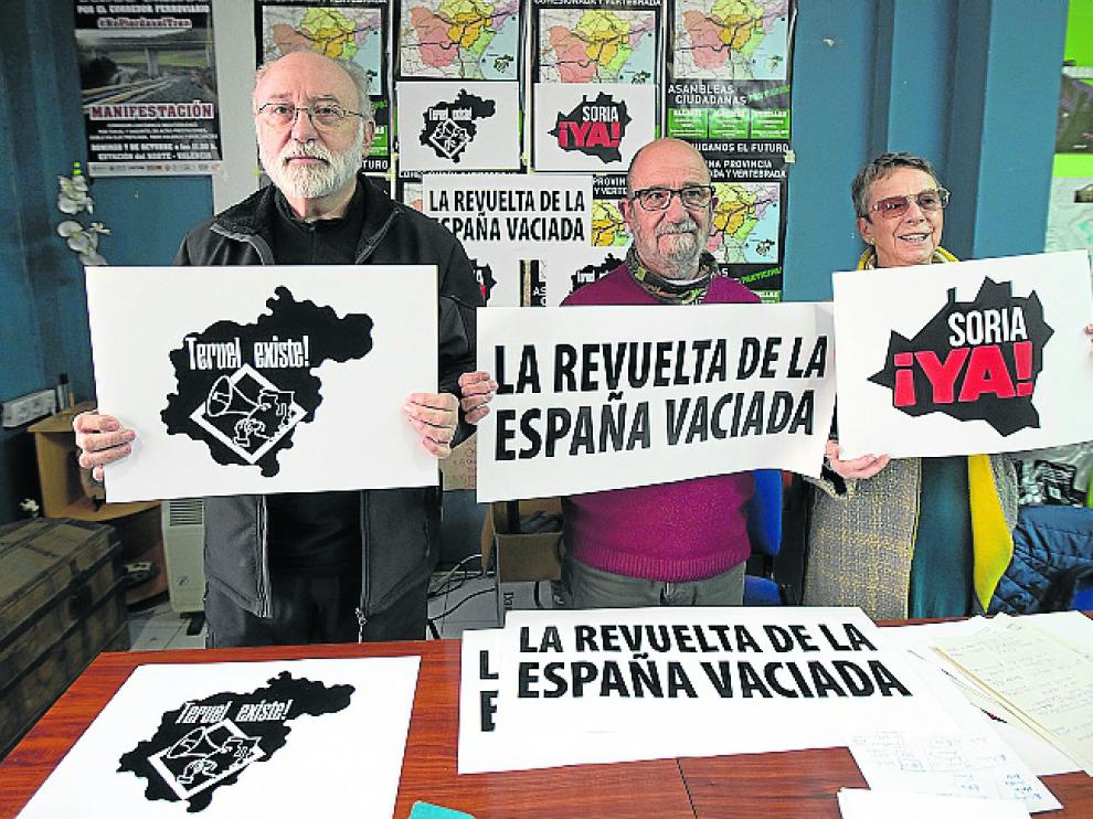Miembros de Teruel Existe muestran parte de la cartelería.