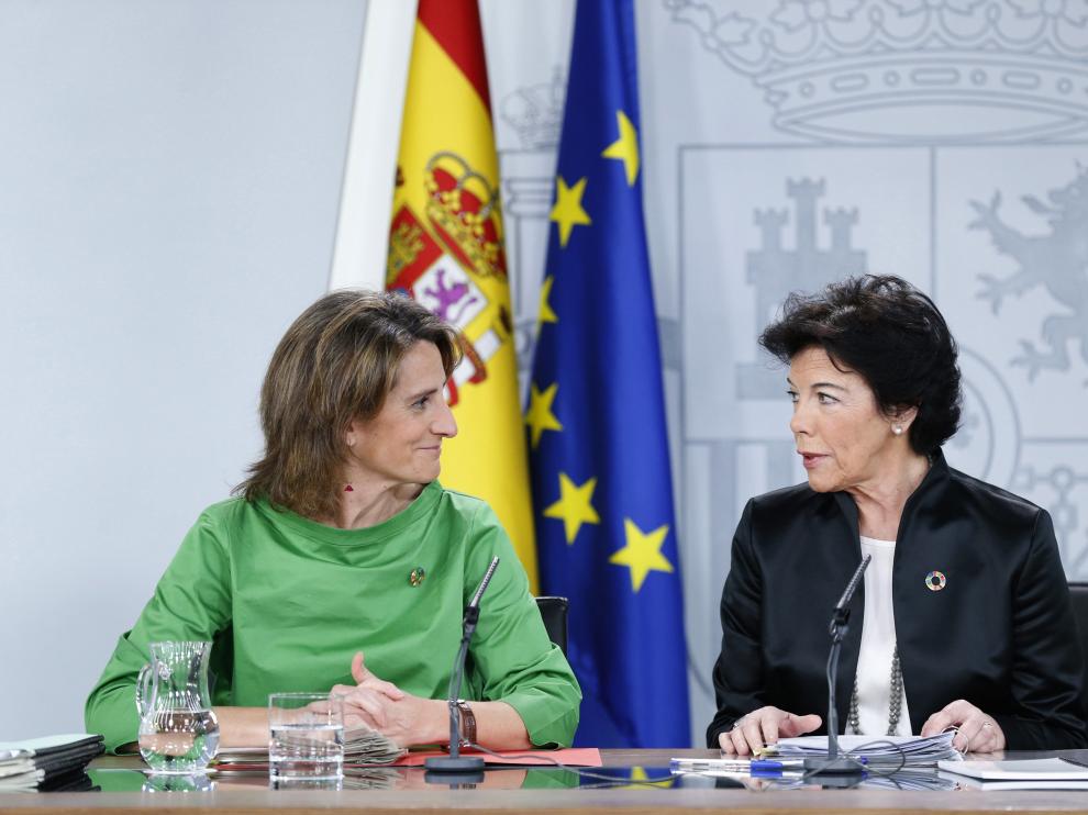 La ministra de Transición Ecológica, Teresa Ribera, junto a Isabel Celaá.