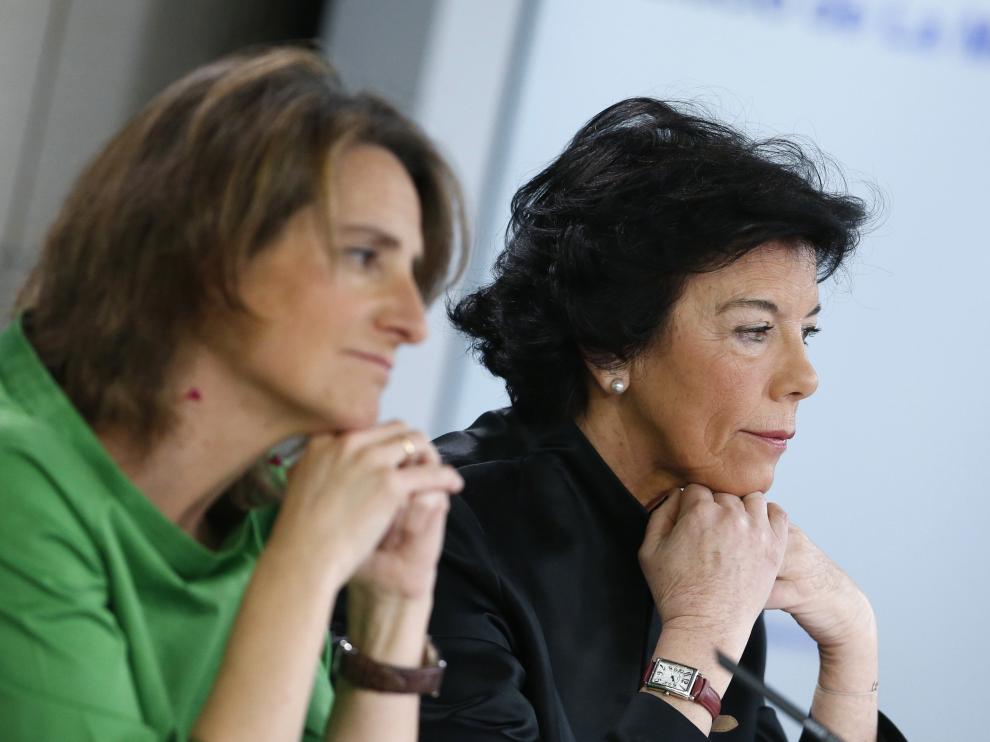 La portavoz del Ejecutivo, Isabel Celaá, junto a Teresa Ribera.