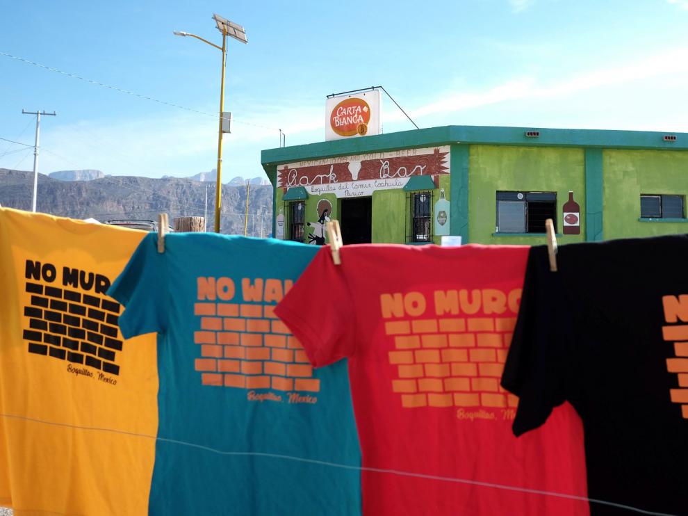 Camisetas contra el muro de Trump en Boquillas (México).