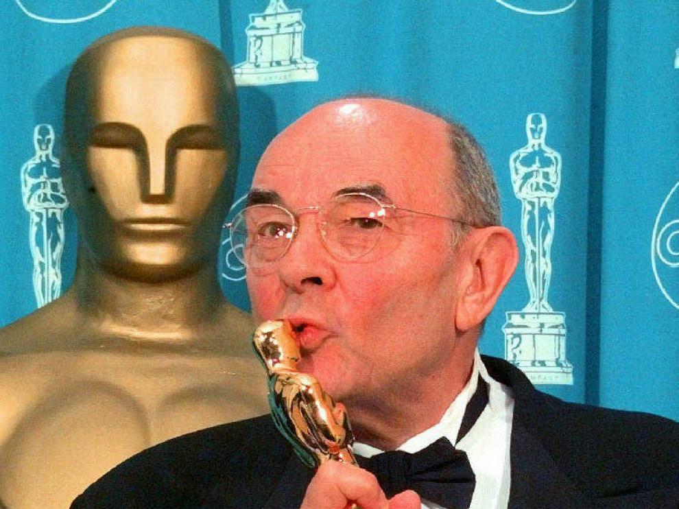 Stanley Donen, con su Óscar honorífico en 1998