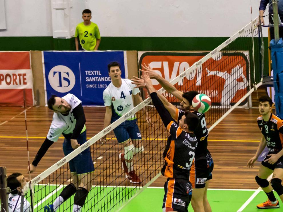Un momento del partido disputado este sábado en Cantabria contra el Textil Santanderina.