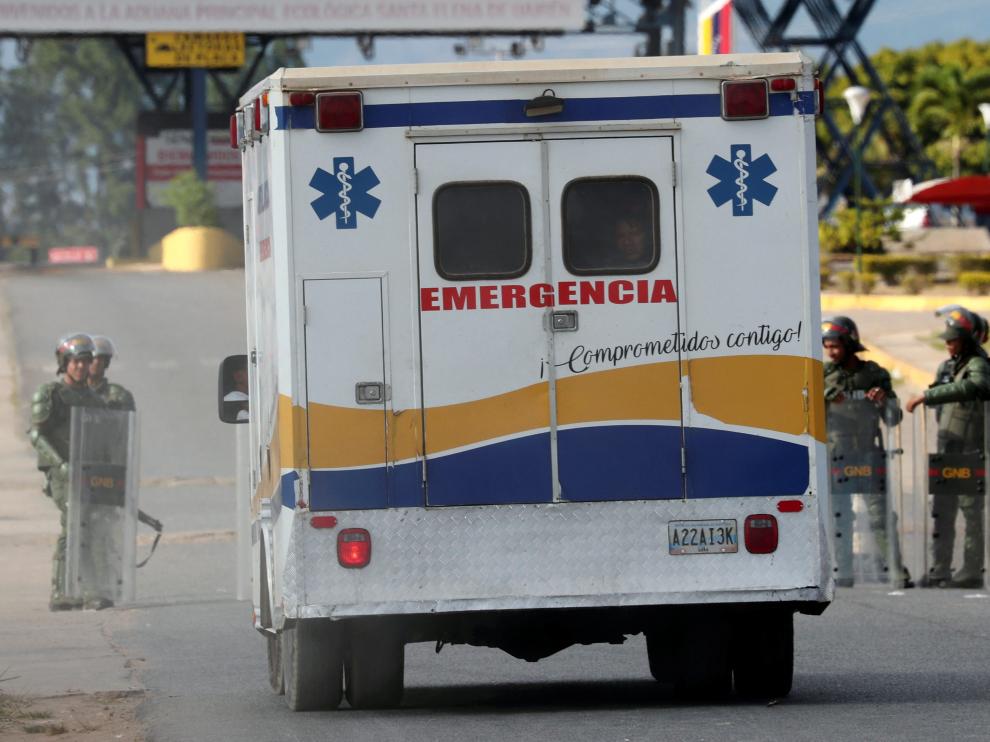 Una ambulancia cruza de Venezuela a Brasil.