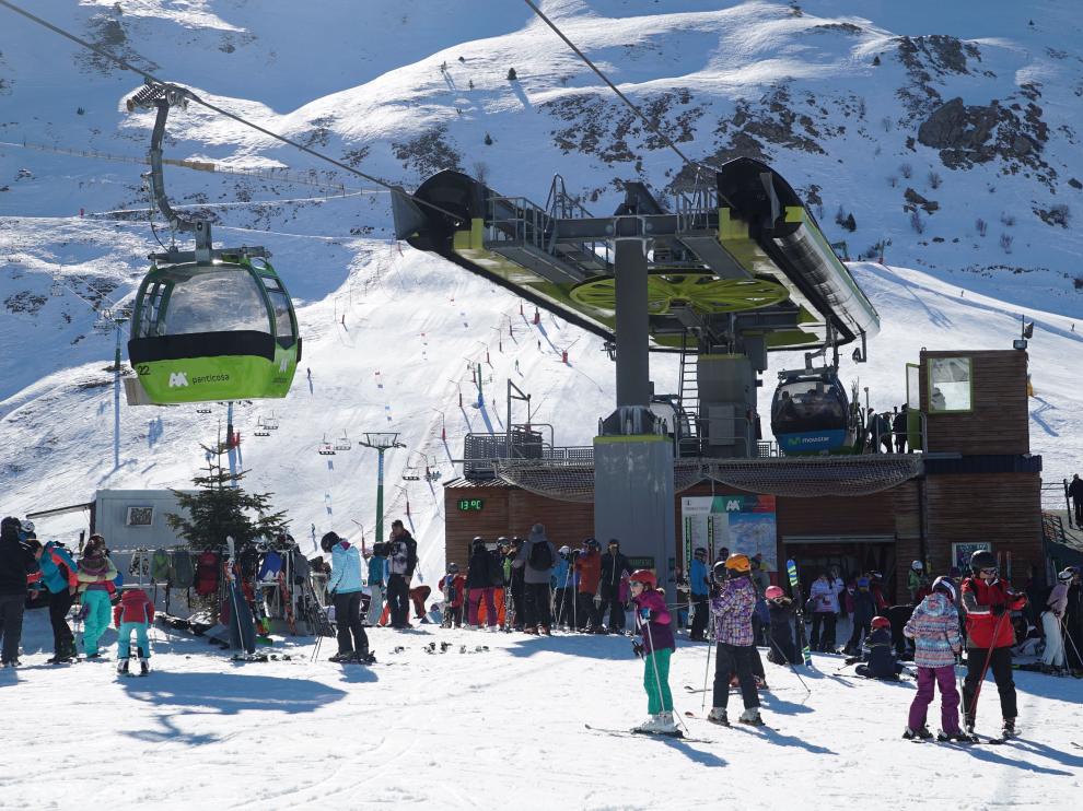 El sol y el buen tiempo han presidido este sábado la jornada de esquí. En la foto, Formigal.