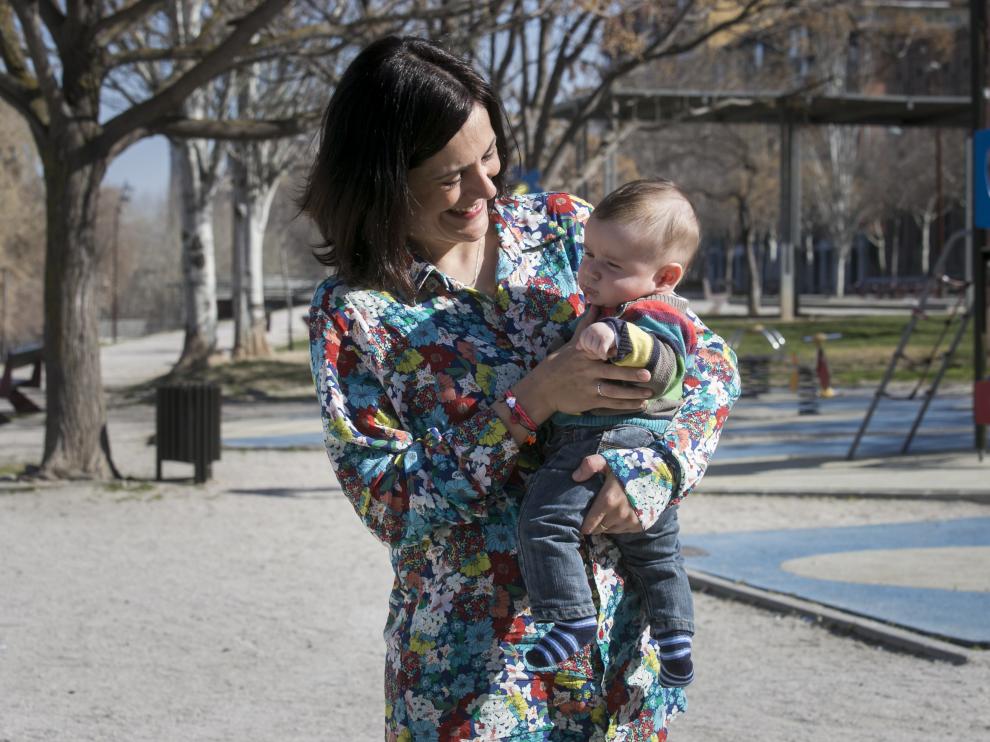 Azarel, con su hijo Sigur, de apenas cuatro meses.