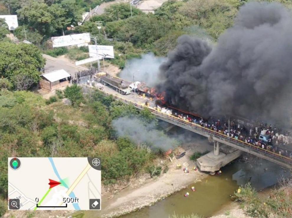 Quemados dos camiones con ayuda humanitaria en uno de los puentes de la frontera entre Colombia y Venezuela.