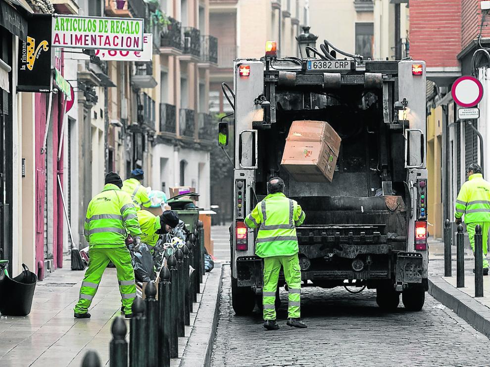 Servicios de limpieza de FCC en una calle del Casco Histórico, el pasado mes de enero.