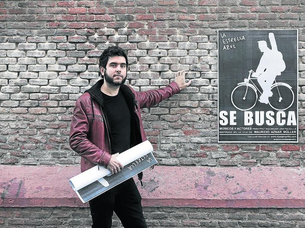 Javier Macipe, el pasado viernes, con el cartel en el que anuncia la búsqueda de talento para los papeles principales del filme.