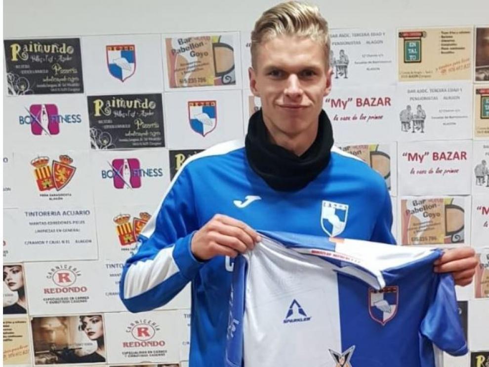 Preben Karlsen posa con la camiseta de su nuevo conjunto, el Villa de Alagón.