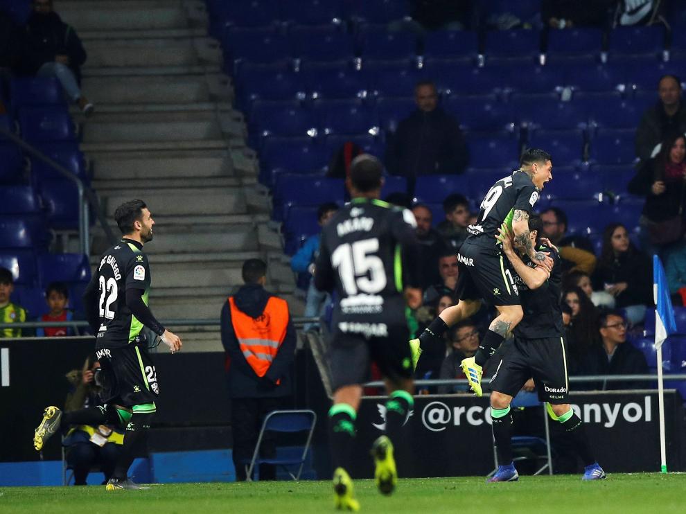 Etxeita celebra con sus compañeros el gol del empate ante el Espanyol.