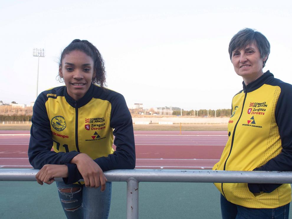 Salma Paralluelo y Esther Lahoz, el pasado miércoles, en la pista de atletismo 'Corona de Aragón'.