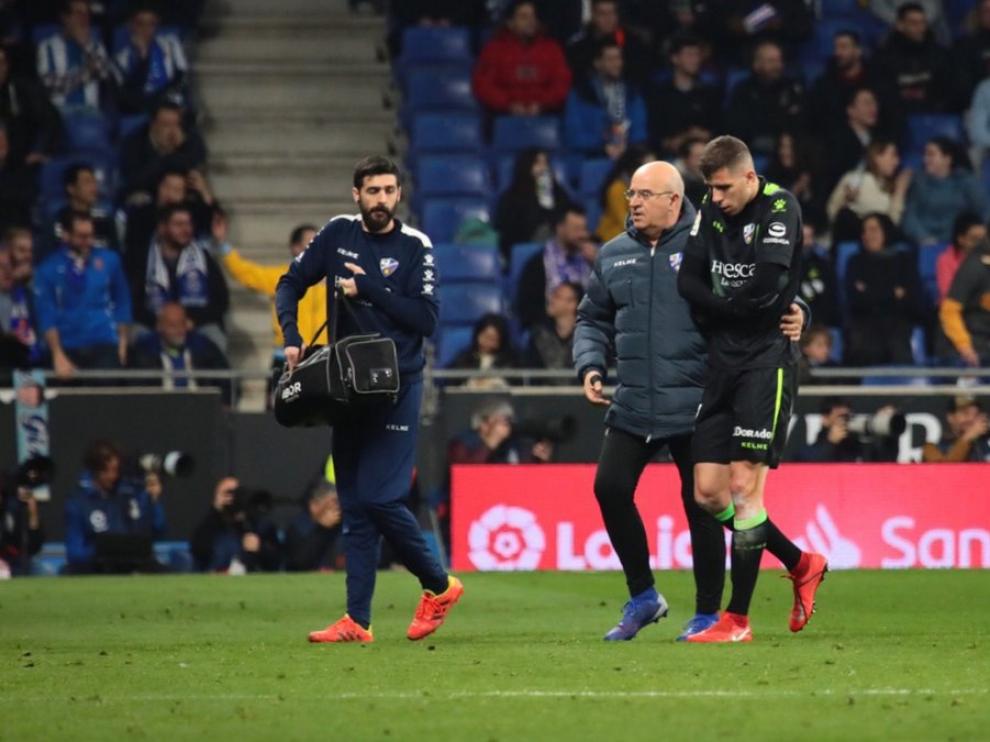 Rivera abandona el terreno de juego del RCDE Stadium tras lesionarse.