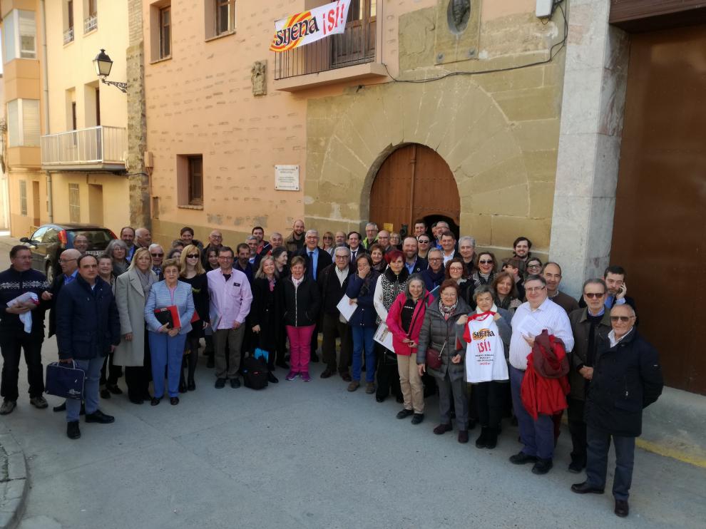 Algunos de los asistentes a las puertas de la casa natal de Miguel Servet