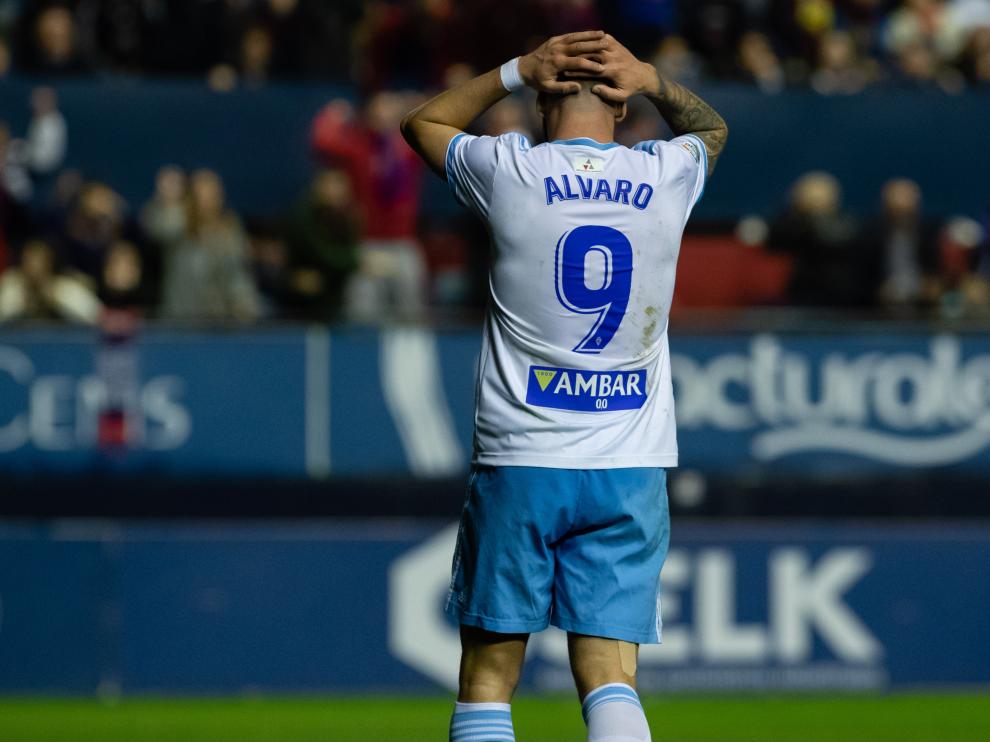 Álvaro Vázquez se lamenta de una ocasión fallada en el partido de ayer entre Osasuna y el Real Zaragoza.