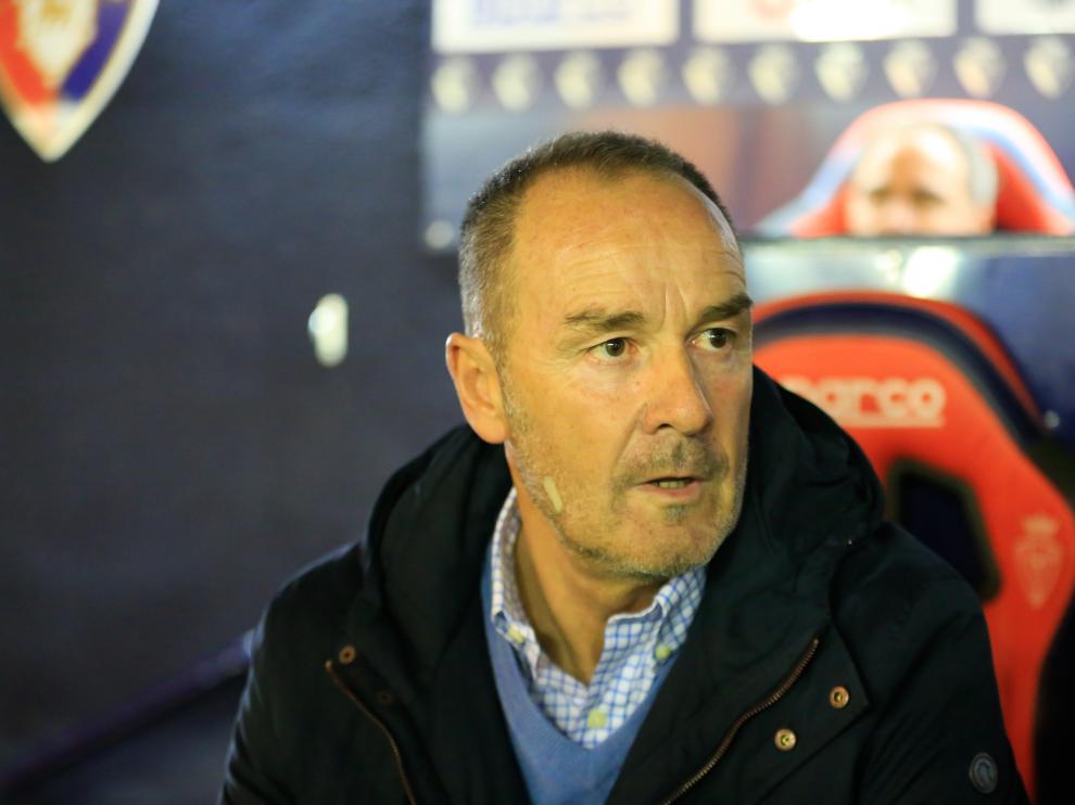 Víctor Fernández, entrenador del Real Zaragoza, en el banquillo de El Sadar.