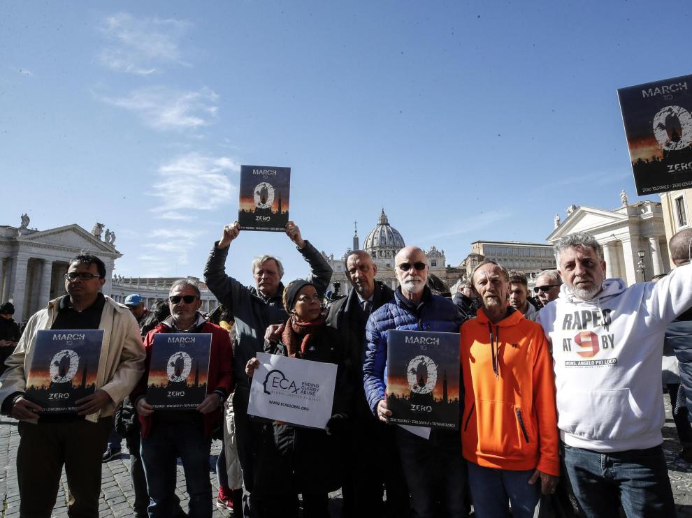 Activistas contra los abusos a menores cometidos por miembros de la Iglesia acuden al Vaticano durante la celebración de la cumbre antipederastia.