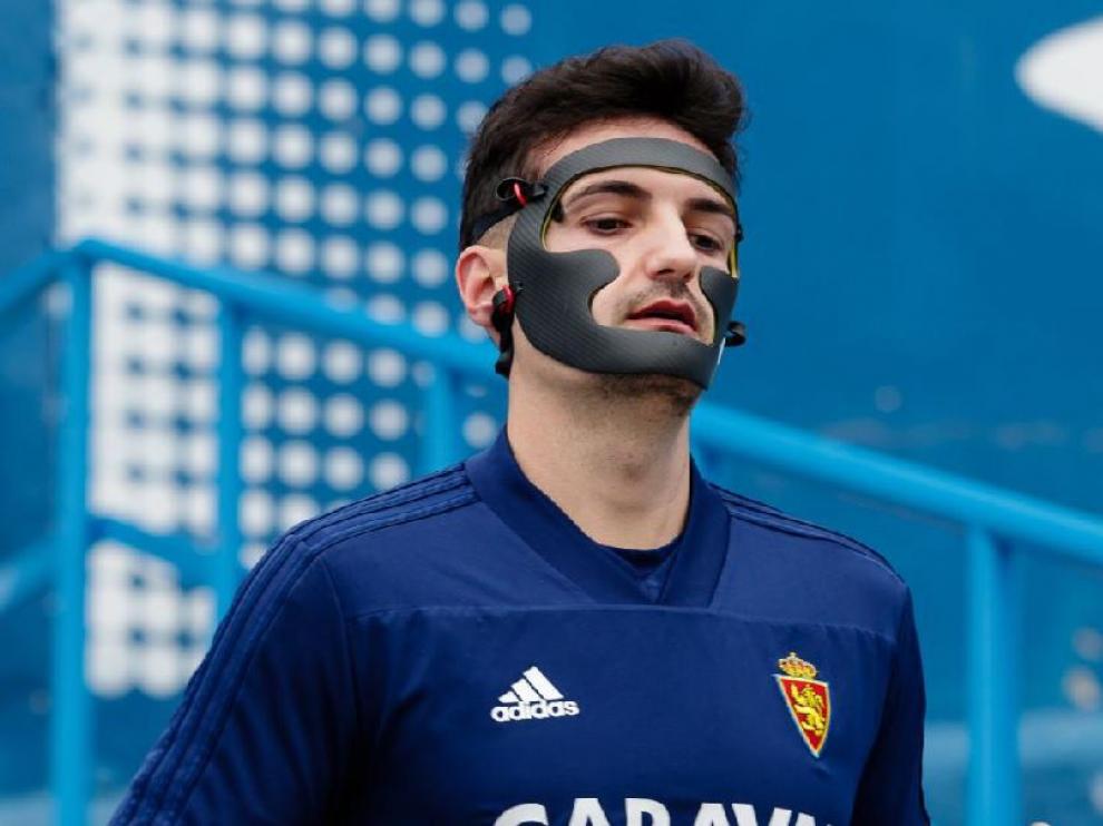 Álex Muñoz, con su máscara protectora, en un entrenamiento de la semana pasada.