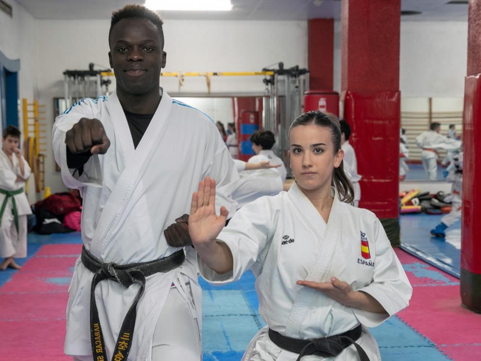 Babacar y Raquel, dos jóvenes promesas del kárate en Zaragoza.