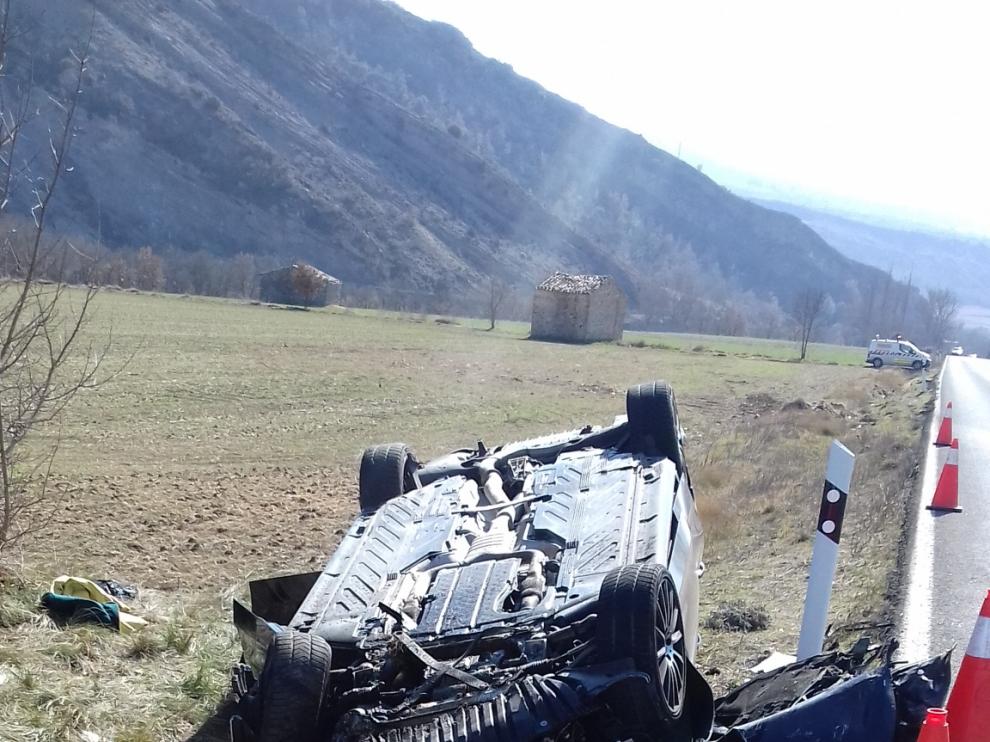El vehículo ha quedado volcado sobre el techo junto a la carretera