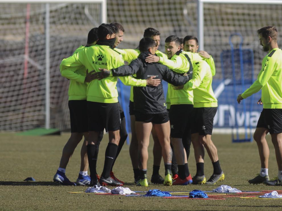 Los jugadores de la SD Huesca, reunidos durante un entrenamiento.