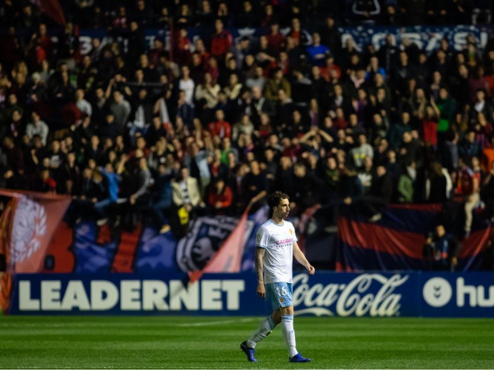 Eguaras, abatido, abandona El Sadar tras ser expulsado nada más iniciarse la segunda parte, aún con el 0-0 en el marcador.