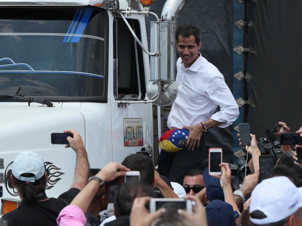 El presidente del Parlamento de Venezuela, Juan Guaidó, que se proclamó mandatario encargado de su país, saluda este sábado desde un camión, en Cúcuta (Colombia).
