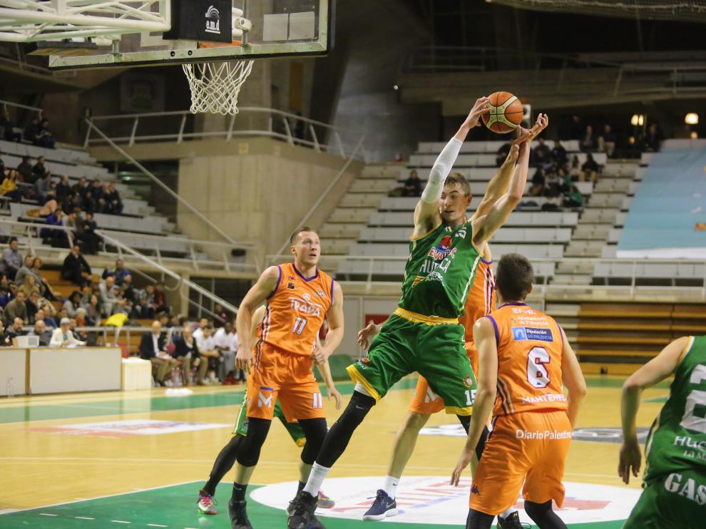 Hartwich captura un rebote ante el Palencia.