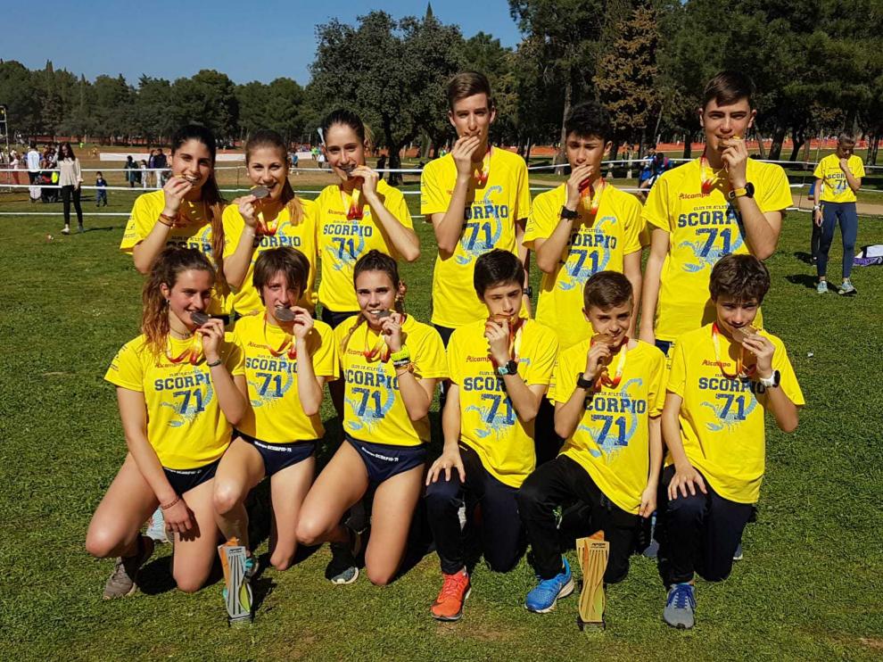 Las escuadras sub-16 masculina y sub-23 femenina del Alcampo Scorpio.